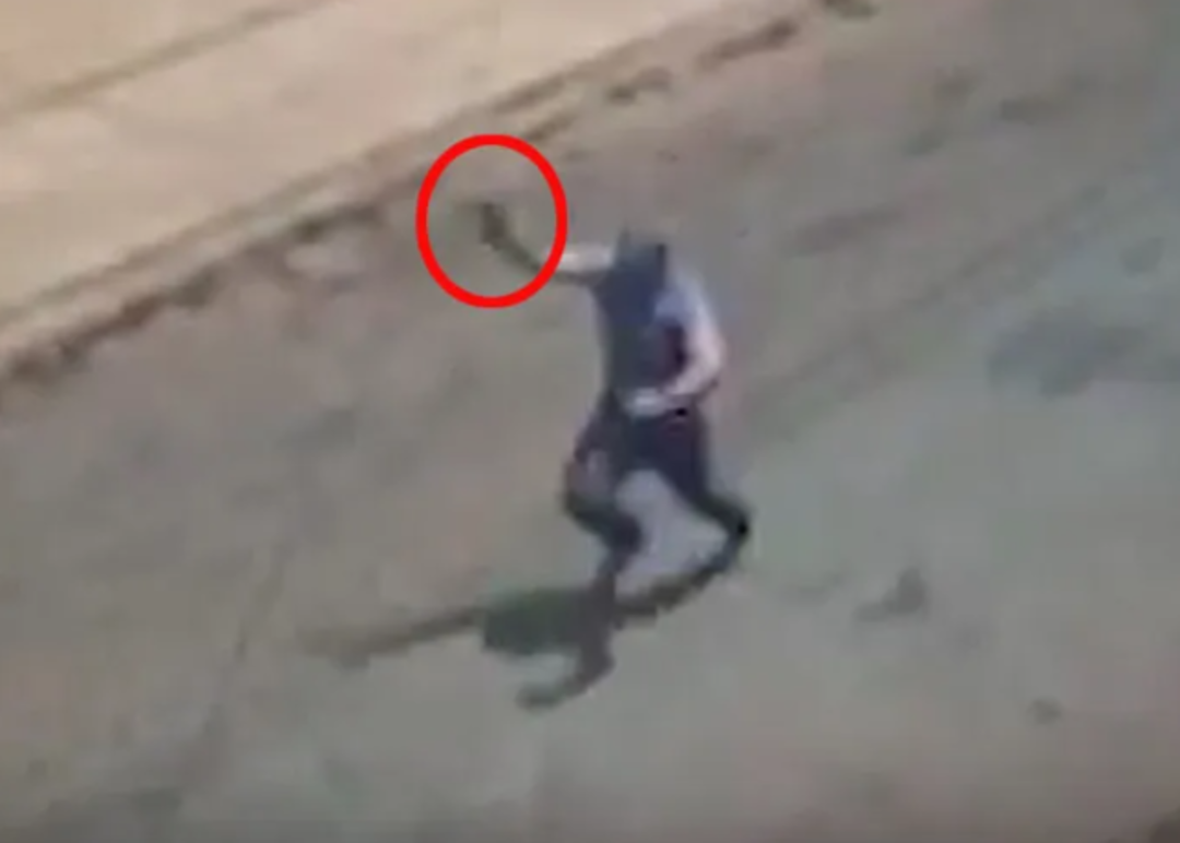 15 yaşındaki kızının sevgilisi olduğunu &ouml;ğrenen baba &ouml;fkeden deliye d&ouml;nd&uuml;! Silahla sokakta kovaladı yetmedi havaya ateş a&ccedil;tı