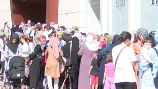 Ürünlerde%80 indirimi duyan akın etti, AVM'nin önünde uzun kuyruklar oluştu
