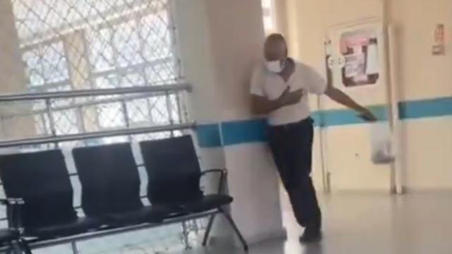 Hastanede çekilen görüntüler olay oldu! Yetişin, cin çarptı beni diyerek yardım istedi
