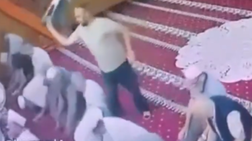Namaz sırasında imama tabureyle vurdu! Cemaat müdahale etti