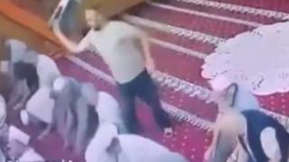 Namaz sırasında imama tabureyle vurdu! Cemaat müdahale etti