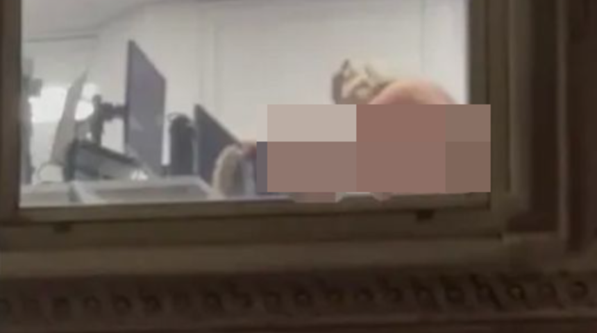 Sokaktaki insanlar saniye saniye gördü! Ofisteki cinsel ilişki anları anbean camdan yansıdı... Sosyal medyada gündem yarattı