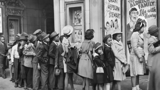 Sosyal medya 1941 yılında çekilen bu fotoğrafı konuşuyor! Çocuğun elindeki gören bir daha baktı: Komplo teorilerini hareketlendirdi