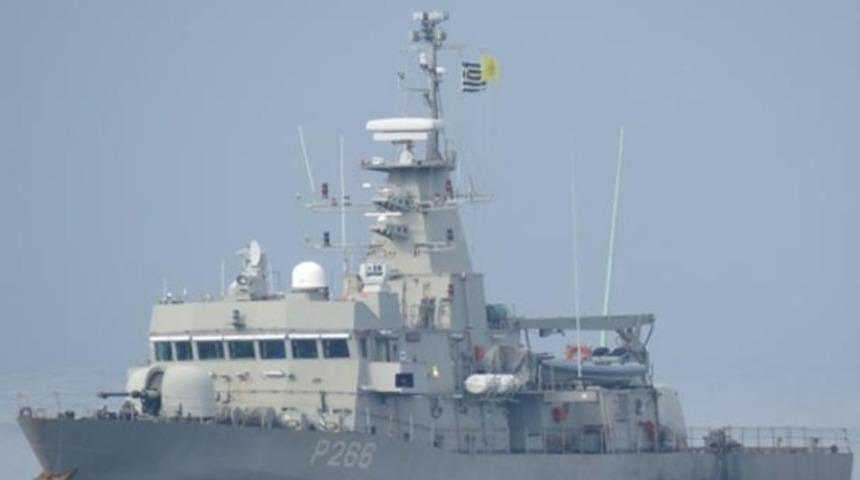 Yunan savaş gemisinden b&uuml;y&uuml;k tahrik! O bayrağı takıp geldiler!