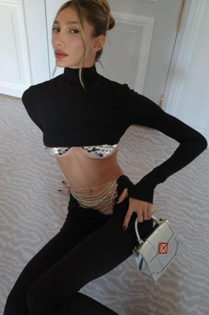 Miss Turkey güzeli Şevval Şahin yine çok cesur! Bu defa göğüslerini pullarla kapattı  G1