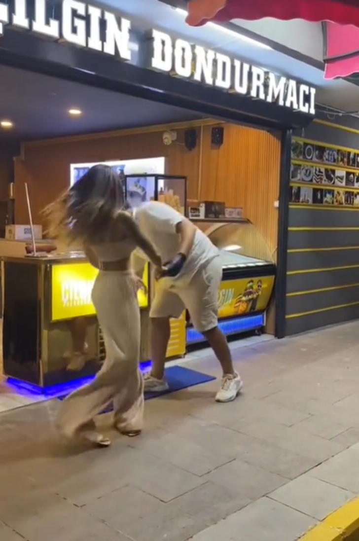 Fenomen Çılgın Dondurmacı'nın kıvrak müşterisiyle dansı olay oldu! Dünyanın dört bir yanından yorum yağdı G1