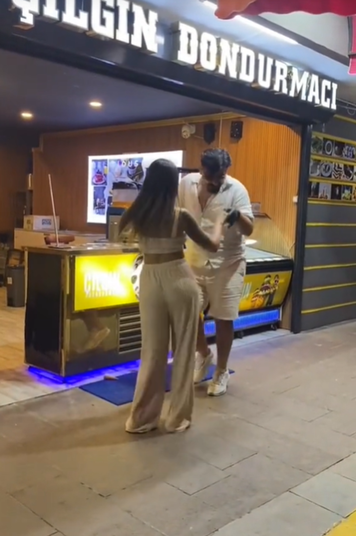 Fenomen Çılgın Dondurmacı'nın kıvrak müşterisiyle dansı olay oldu! Dünyanın dört bir yanından yorum yağdı G2