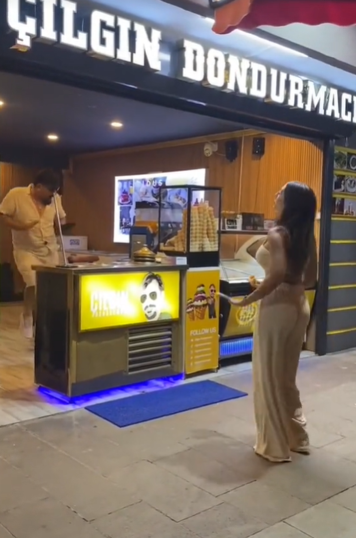 Fenomen Çılgın Dondurmacı'nın kıvrak müşterisiyle dansı olay oldu! Dünyanın dört bir yanından yorum yağdı G4