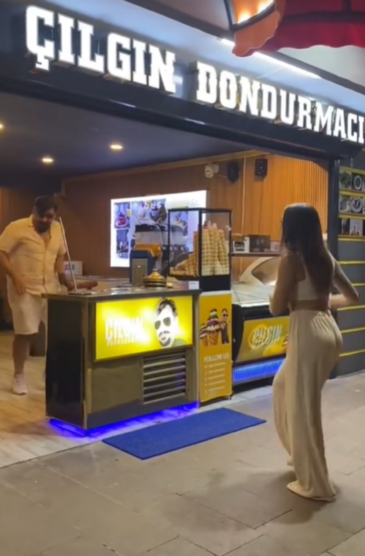 Fenomen Çılgın Dondurmacı'nın kıvrak müşterisiyle dansı olay oldu! Dünyanın dört bir yanından yorum yağdı G3