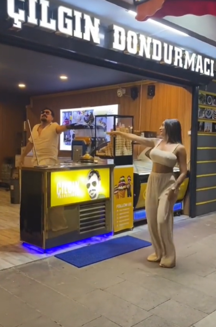 Fenomen Çılgın Dondurmacı'nın kıvrak müşterisiyle dansı olay oldu! Dünyanın dört bir yanından yorum yağdı G5