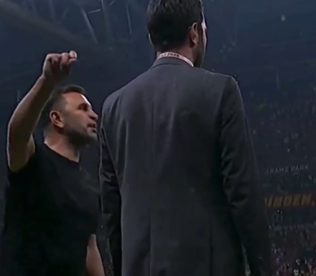 Geceye damga vuran an! Kasımpaşa'nın penaltısı sonrası Okan Buruk hakemi bu s&ouml;zlerle tehdit etti! Kameralar anbean kaydetti... Herkes o anları paylaşıyor