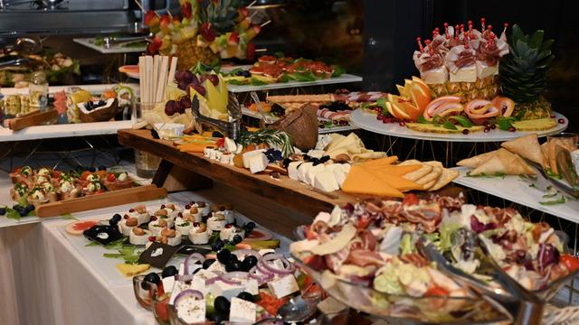 Her 9 kişiden 1'i açlıkla mücadele ederken 1 havuz dolusu gıda israfı... Bakanlık harekete geçti! Açık büfelere inceleme başlatılıyor