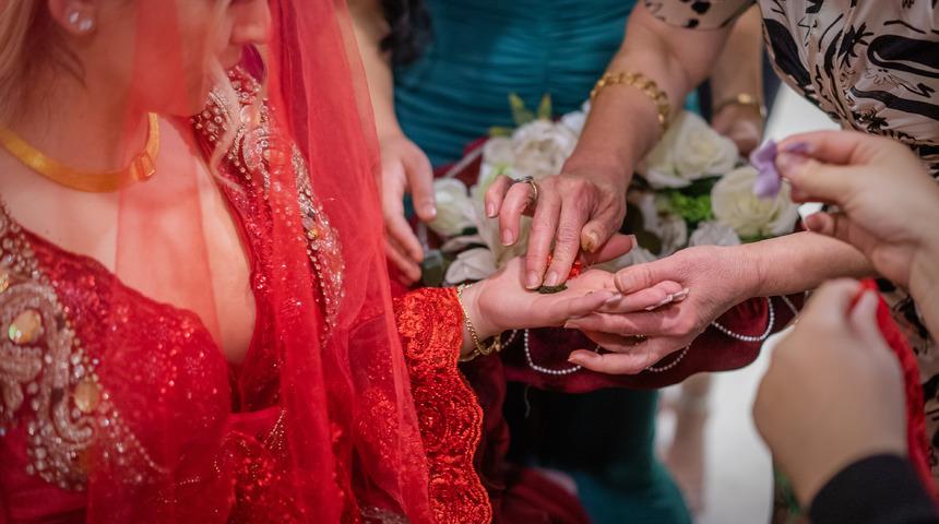 Kınada ne giyilir? Kına elbisesi ve kına gecesi kıyafeti seçimi için öneriler