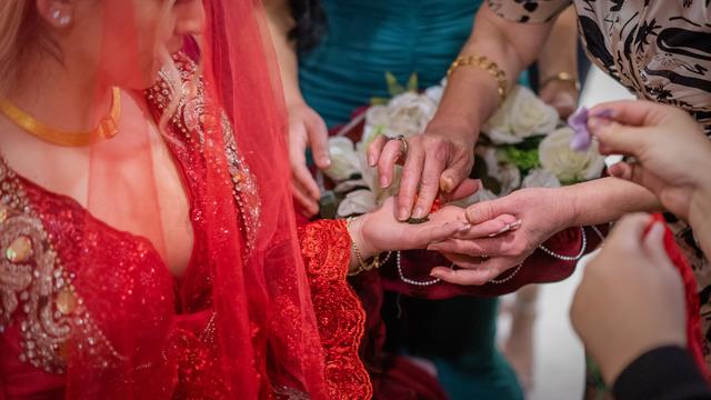 Kınada ne giyilir? Kına elbisesi ve kına gecesi kıyafeti seçimi için öneriler