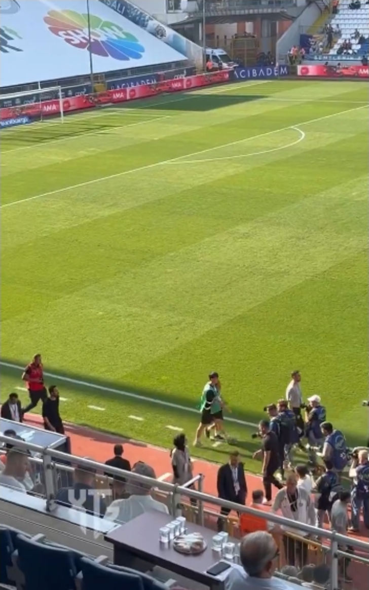 Arda Turan ile Selçuk İnan yıllar sonra sahada karşı karşıya geldi! Maç öncesi stat hoparlörlerinden çalan şarkı sosyal medyada binlerce beğeni aldı... G2