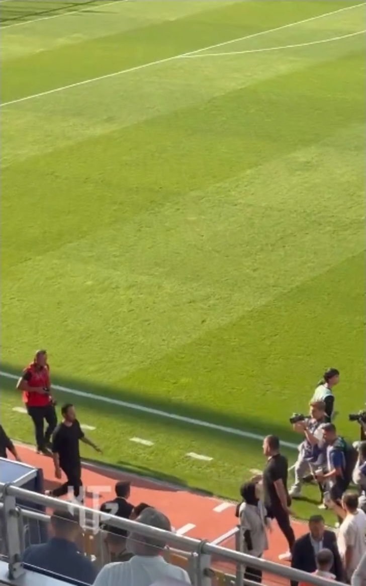 Arda Turan ile Selçuk İnan yıllar sonra sahada karşı karşıya geldi! Maç öncesi stat hoparlörlerinden çalan şarkı sosyal medyada binlerce beğeni aldı... G3