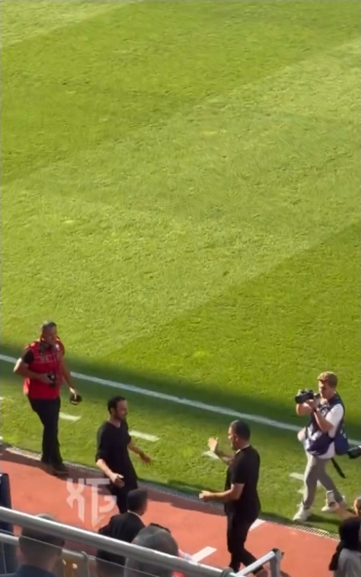 Arda Turan ile Selçuk İnan yıllar sonra sahada karşı karşıya geldi! Maç öncesi stat hoparlörlerinden çalan şarkı sosyal medyada binlerce beğeni aldı... G4