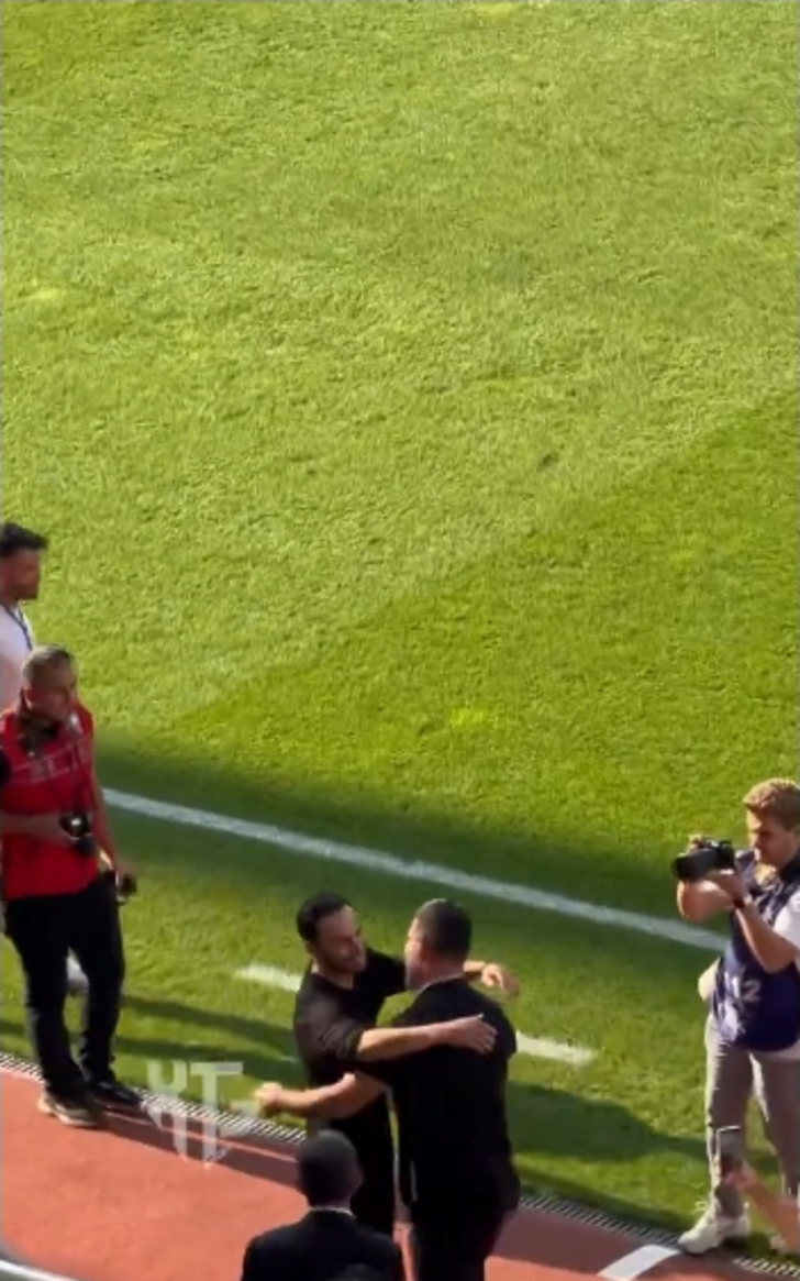 Arda Turan ile Selçuk İnan yıllar sonra sahada karşı karşıya geldi! Maç öncesi stat hoparlörlerinden çalan şarkı sosyal medyada binlerce beğeni aldı... G5