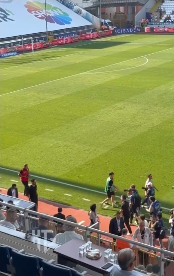 Arda Turan ile Selçuk İnan yıllar sonra sahada karşı karşıya geldi! Maç öncesi stat hoparlörlerinden çalan şarkı sosyal medyada binlerce beğeni aldı... G1