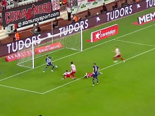 Antalyaspor-Fenerbahçe maçında inanılmaz pozisyon! Szymanski'nin kaçırdığı gol sonrası yedek kulübesi bile itirazda bulundu...