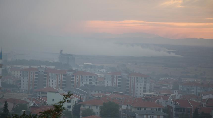 Yasak olmasına rağmen yakılan anızlar, ilçeyi duman altında bıraktı! Balkonlarına kül yağdı