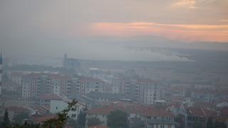 Yasak olmasına rağmen yakılan anızlar, ilçeyi duman altında bıraktı! Balkonlarına kül yağdı