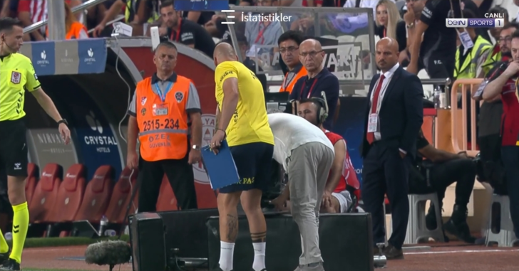 Jose Mourinho'dan daha önce görülmemiş tepki! Diz üstü bilgisayarını, yayıncı kuruluş kamerasının önüne koydu G4