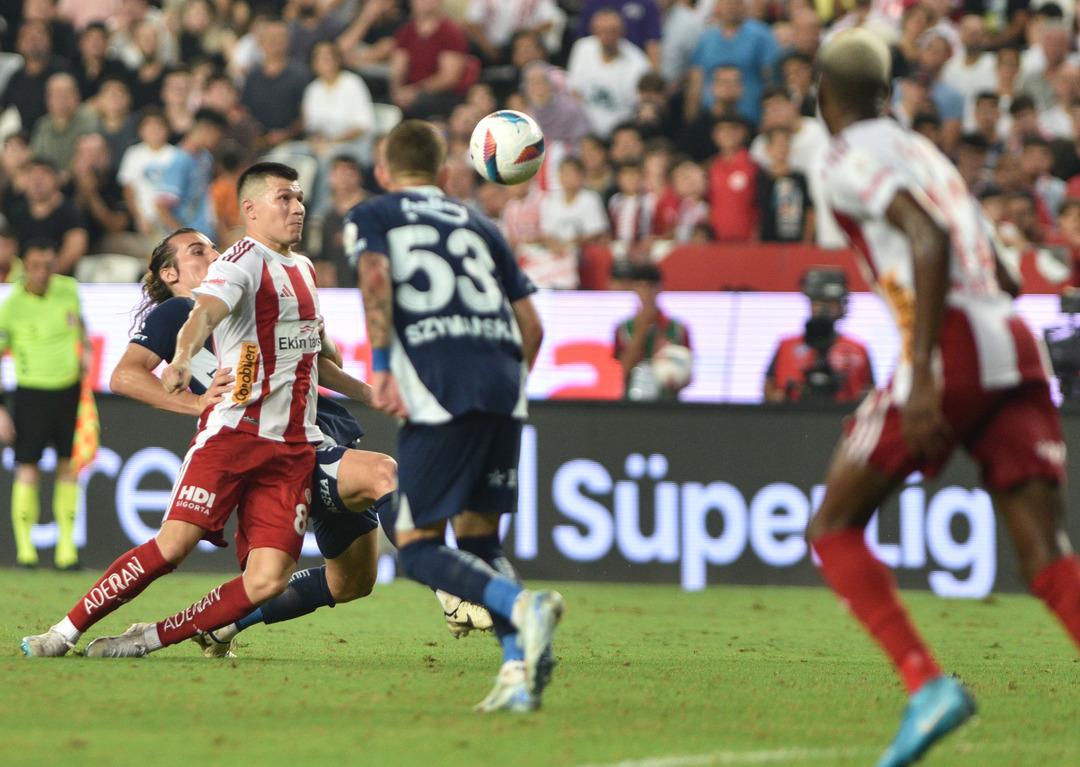 Fenerbah&ccedil;e kazandı ama eleştirilerden kurtulamadı! Mourinho'ya sert s&ouml;zler: Her g&uuml;n k&ouml;t&uuml;ye gidiyorlar!