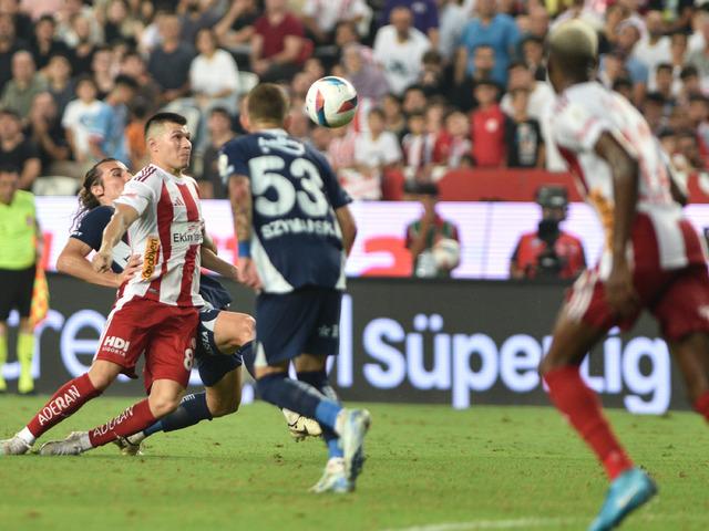 Fenerbahçe kazandı ama eleştirilerden kurtulamadı! Mourinho'ya sert sözler: Her gün kötüye gidiyorlar!