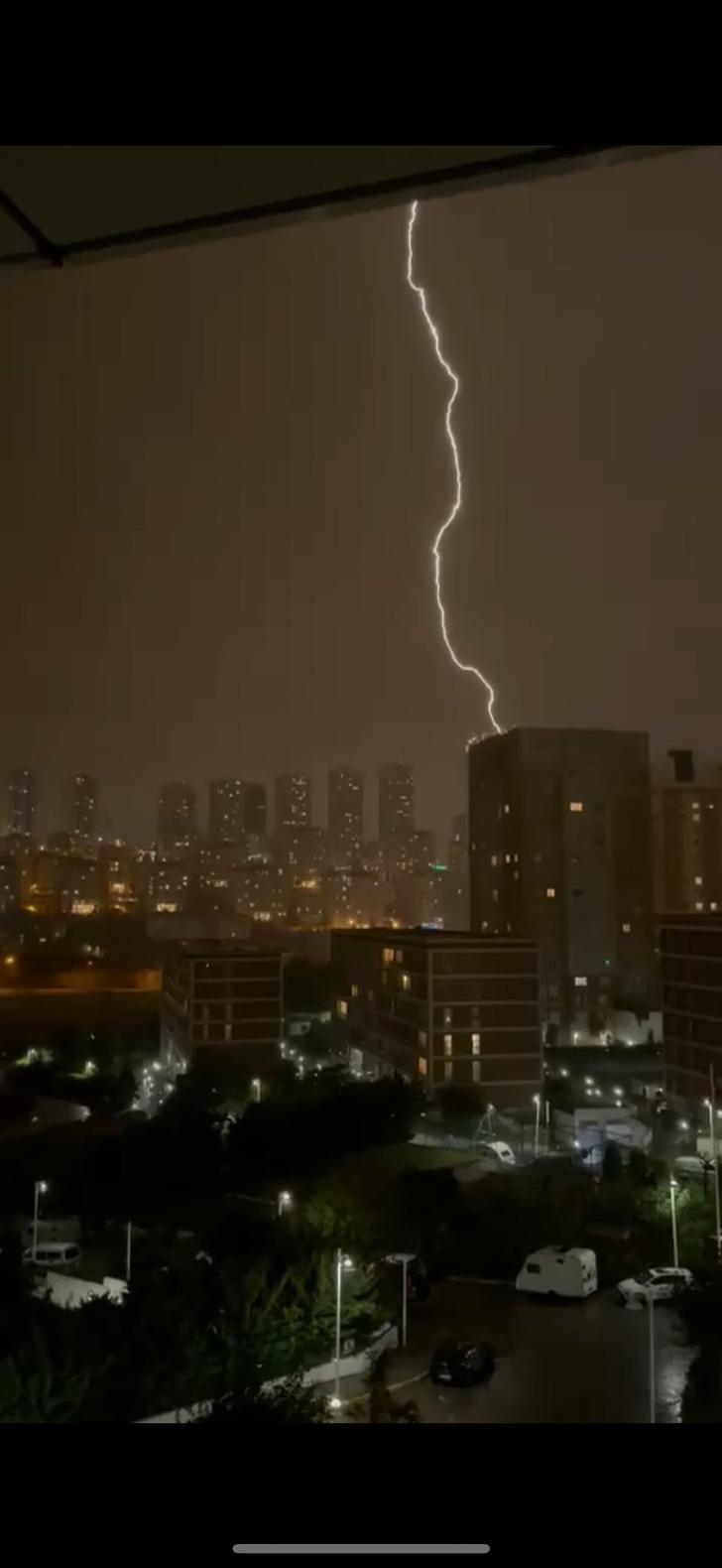 AKOM uyarmıştı! İstanbul'da gece gündüze döndü... Peş peşe düşen yıldırımlar kimseyi uyutmadı G5