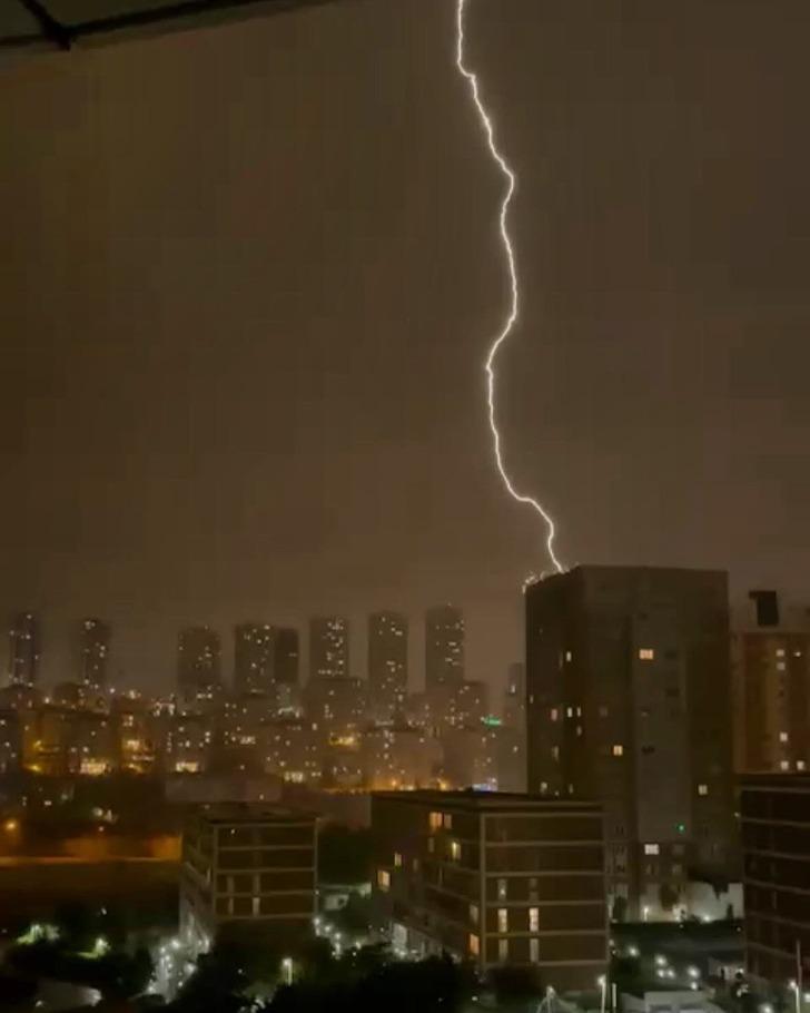 AKOM uyarmıştı! İstanbul'da gece gündüze döndü... Peş peşe düşen yıldırımlar kimseyi uyutmadı G2