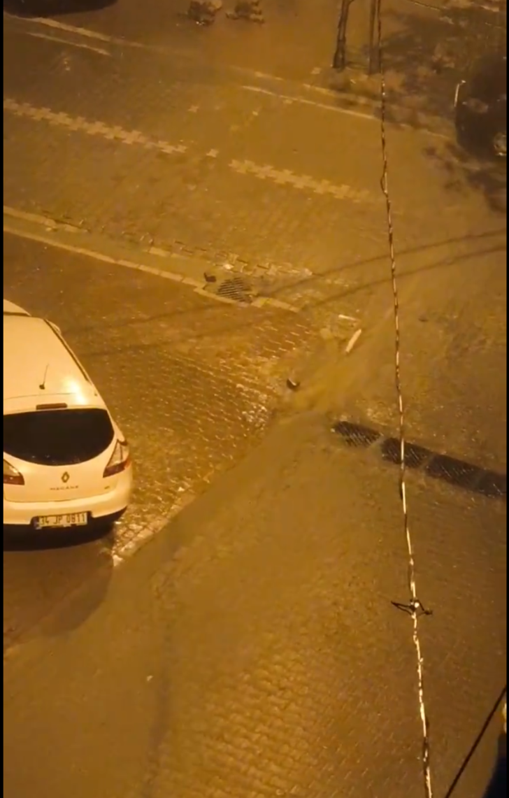 AKOM uyarmıştı! İstanbul'da gece gündüze döndü... Peş peşe düşen yıldırımlar kimseyi uyutmadı G4