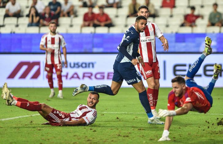 Fenerbahçe kazandı ama eleştirilerden kurtulamadı! Mourinho'ya sert sözler: Her gün kötüye gidiyorlar! G3