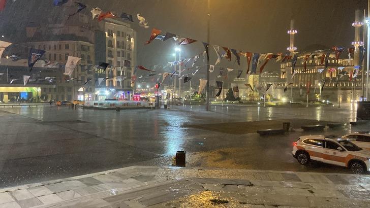 AKOM uyarmıştı! İstanbul'da gece gündüze döndü... Peş peşe düşen yıldırımlar kimseyi uyutmadı G3