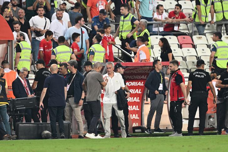 Fenerbahçe kazandı ama eleştirilerden kurtulamadı! Mourinho'ya sert sözler: Her gün kötüye gidiyorlar! G5