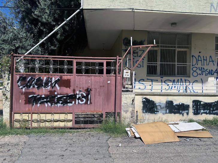 'Narin ve Sıla kızımıza üzülürken başımıza bu geldi!' Adana'yı karıştıran istismar: Mahalleli yerlerde sürükledi, evine spreylerle bunlar yazıldı G4