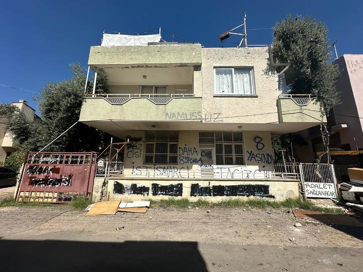 'Narin ve Sıla kızımıza üzülürken başımıza bu geldi!' Adana'yı karıştıran istismar: Mahalleli yerlerde sürükledi, evine spreylerle bunlar yazıldı G3