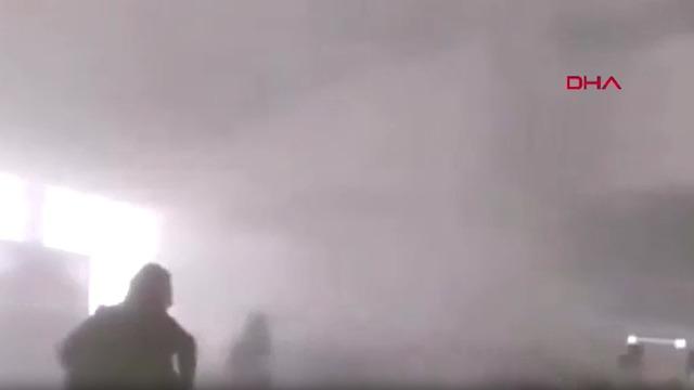 Van Ferit Melen Havalimanı'nda yangın paniği! Göz gözü görmüyor: Yolcular tahliye edildi