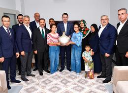 Bakan Kurum 100 bininci deprem konutuna misafir oldu:"Her buluşmamız ailemizden birini ziyaret etmek gibi"