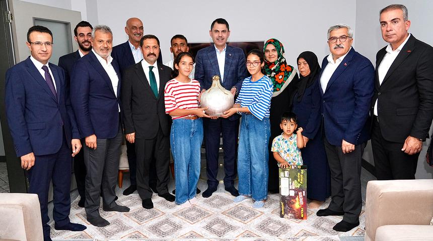 Bakan Kurum 100 bininci deprem konutuna misafir oldu:"Her buluşmamız ailemizden birini ziyaret etmek gibi"