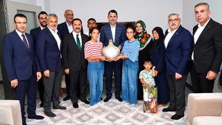 Bakan Kurum 100 bininci deprem konutuna misafir oldu:Her buluşmamız ailemizden birini ziyaret etmek gibi