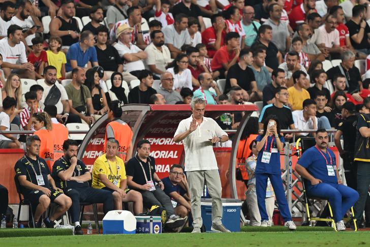 Antalyaspor-Fenerbahçe maçındaki o protesto dünyayı ayağa kaldırdı! Herkes onu konuşuyor... "Bir Mourinho şovu daha" G2