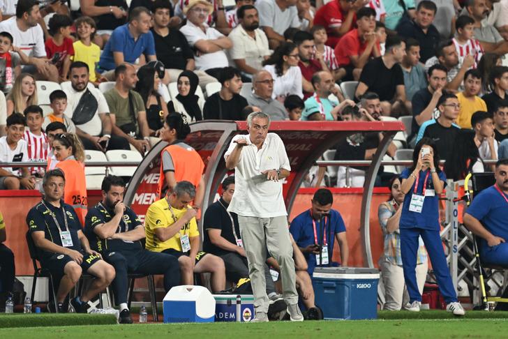 Antalyaspor-Fenerbahçe maçındaki o protesto dünyayı ayağa kaldırdı! Herkes onu konuşuyor... "Bir Mourinho şovu daha" G4