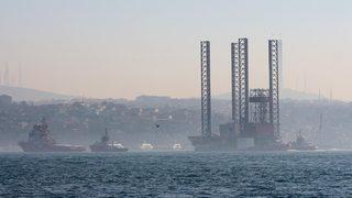 Dev petrol platformu İstanbul Boğazı'ndan geçiyor