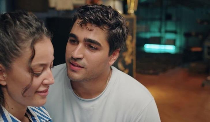 Sahnede öpüşünce ortalık karıştı! Yalı Çapkını'nın Diyar'ı Pelin Akil'e gelen çirkin yorumlar şoke etti!  G1