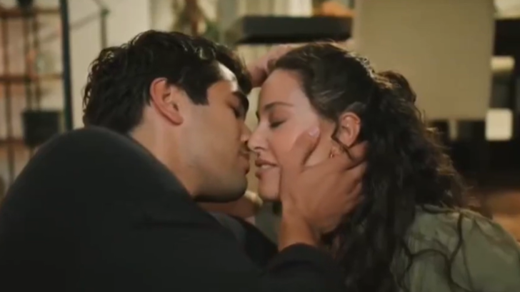 Sahnede öpüşünce ortalık karıştı! Yalı Çapkını'nın Diyar'ı Pelin Akil'e gelen çirkin yorumlar şoke etti!  G2