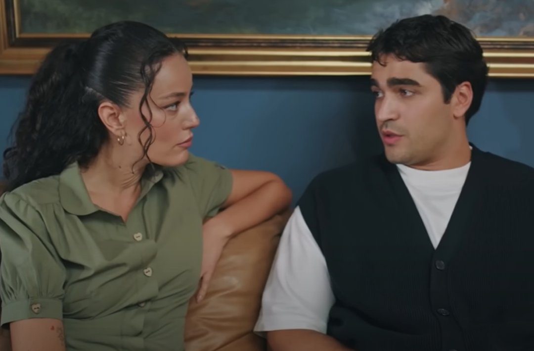 Sahnede &ouml;p&uuml;ş&uuml;nce ortalık karıştı! Yalı &Ccedil;apkını'nın Diyar'ı Pelin Akil'e gelen &ccedil;irkin yorumlar şoke etti! 