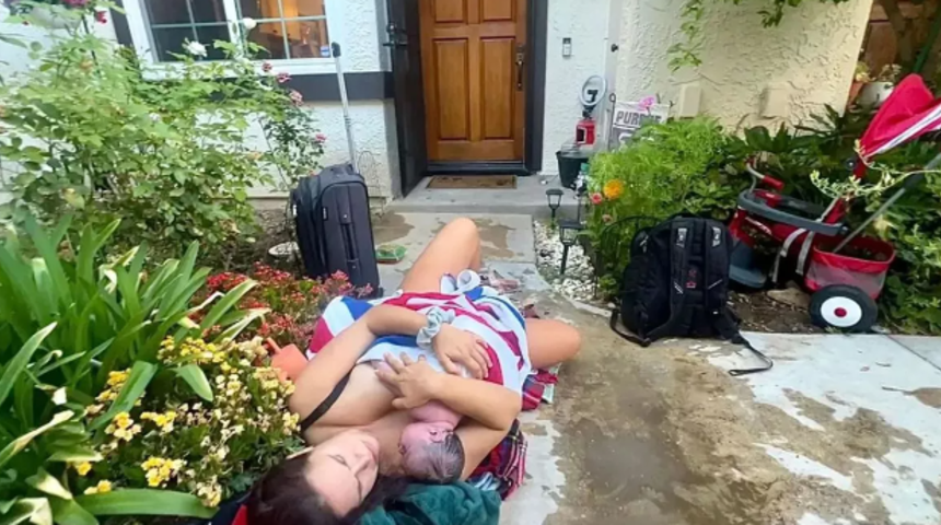 Hastaneye yetişemedi! Evinin kapısının önünde doğum yaptı... O anlar saniye saniye kapı zili kamerasında kaydedildi