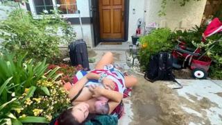 Hastaneye yetişemedi! Evinin kapısının önünde doğum yaptı... O anlar saniye saniye kapı zili kamerasında kaydedildi