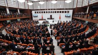 CHP grubunda 'Erdoğan' çatlağı! Özel'in talimatına rağmen bazıları katılmadı, bazıları ayağa kalkmadı